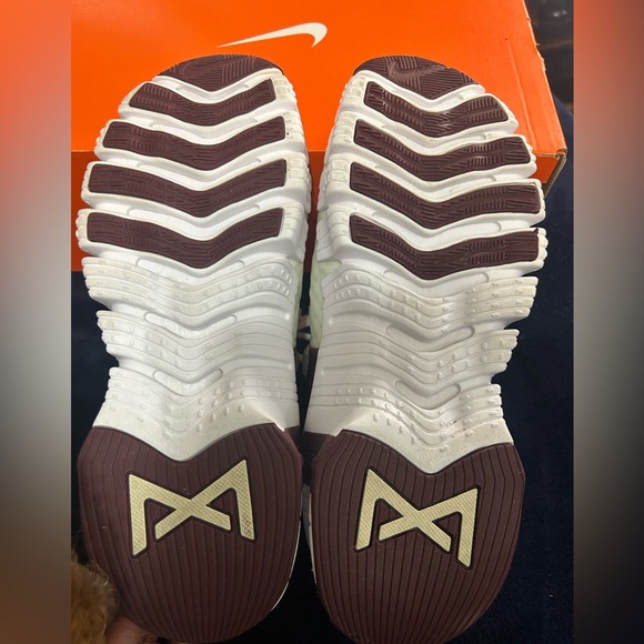 White and Maroon Nike Free Metcon 5 Sneakers - Picture 7 of 7